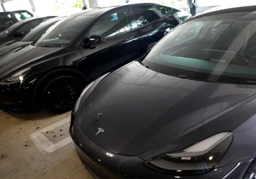 चिप अभावका कारण टेस्लाले यूएसबी टाइप सी बिना नै कारहरु आपूर्ति गर्दै