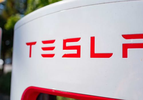 टेस्लाले आफ्ना सबै स्ट्यान्डर्ड रेन्जका कारमा प्रयोग हुने ब्याट्रीको रासायनिक संरचना परिवर्तन गर्ने