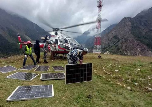 नेपाल टेलिकमको टावर सुचारु गर्न हेलिकोप्टरमार्फत सोलार प्यानल ढुवानी