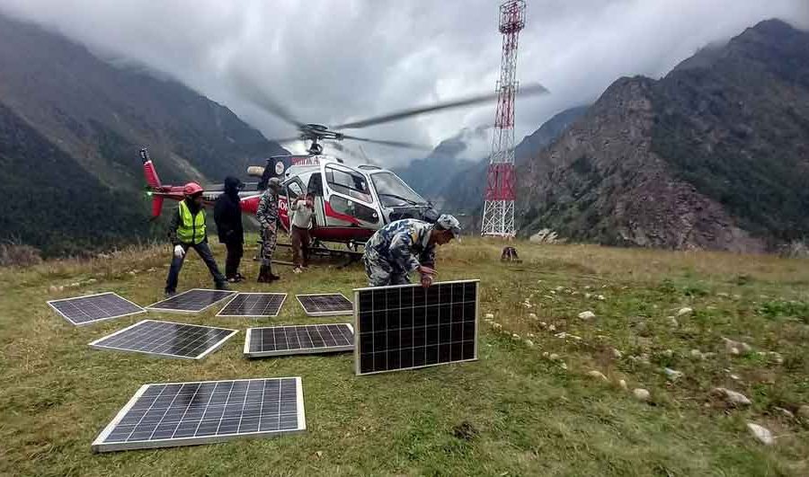 नेपाल टेलिकमको टावर सुचारु गर्न हेलिकोप्टरमार्फत सोलार प्यानल ढुवानी