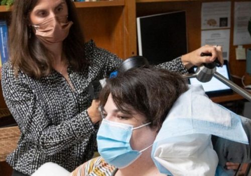 टाउको भित्र इलेक्ट्रोनिक्स उपकरण जडान गरी तनाबसम्बन्धी उपचार गर्न सकिने दाबी