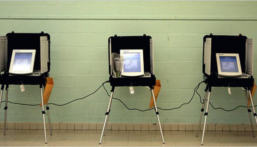 एमालेको १० औँ महाधिवेशनका लागि विद्युतीय मतदानको अभ्यास गराउँदै