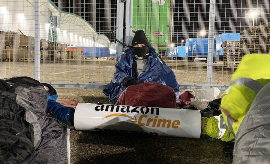 ब्ल्याक फ्राइडेको दिन ‘अमेजन यूके’को गोदाम अगाडी विरोध गर्ने १३ जना पक्राउ