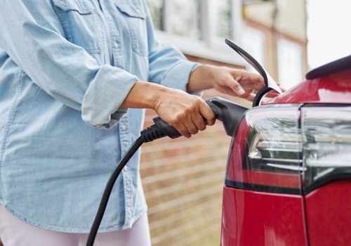 बेलायतका नयाँ घरमा विद्युतीय कार चार्ज गर्ने सुबिधा हुनै पर्ने कानूनी प्रावधान