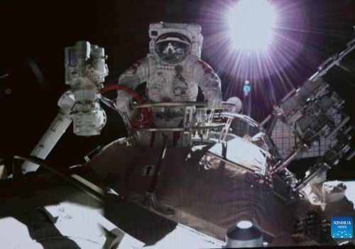 बाहिरी अन्तरिक्ष गतिविधिको लागी यान बाहिर निस्किए चिनियाँ अन्तरिक्ष यात्रीहरु