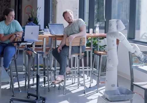 अल्फाबेटले प्रोटोटाइप रोबोटहरूद्धारा गुगल कार्यालयमा सरसफाइ गराउँदै