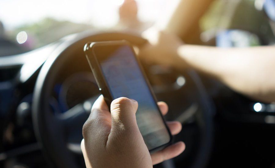 चालक गाडीमा बसेको बेला मोबाइल फोन चलाउन बेलायतले प्रतिबन्ध लगाउँदै