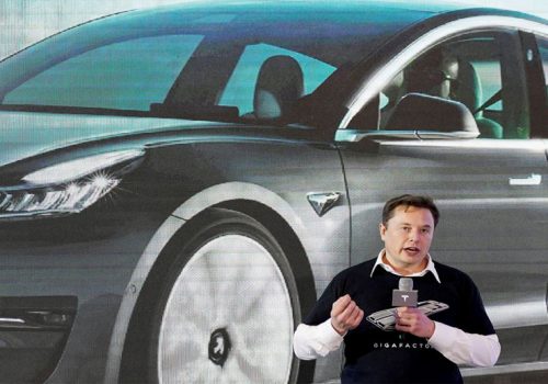 टेस्लाको १० प्रतिशत शेयर बेच्ने सम्बन्धमा ट्विटर फलोअरलाई सोध्दै मस्क