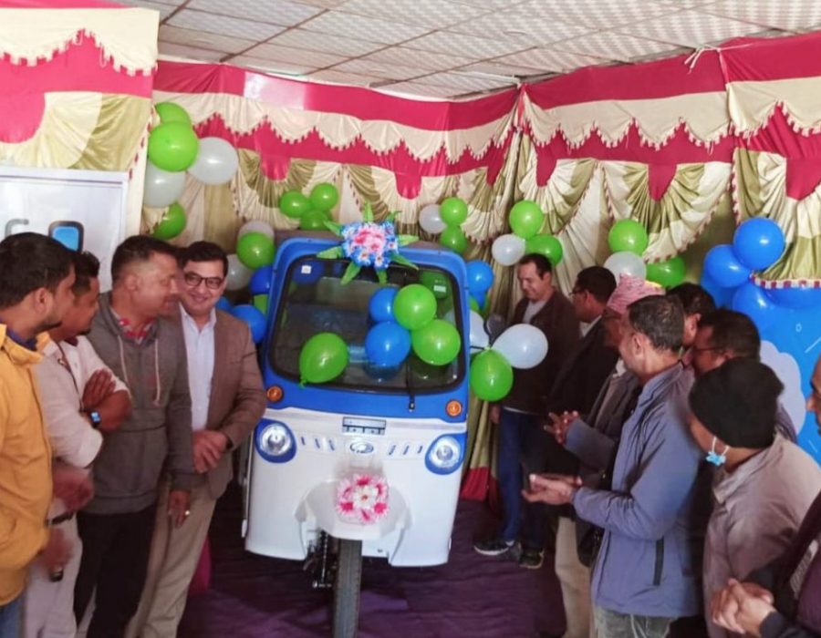 ट्रियो लिथियम आयोन इलेक्ट्रिक अटो धनगढीमा सार्वजनिक