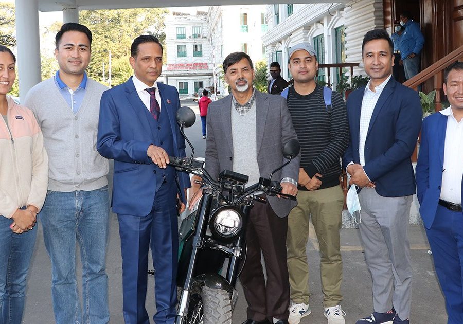 अर्थमन्त्री र अर्थसचिवद्धारा नेपालको पहिलो इलेक्ट्रिक बाइक ‘यात्री’ को टेस्ट राइड