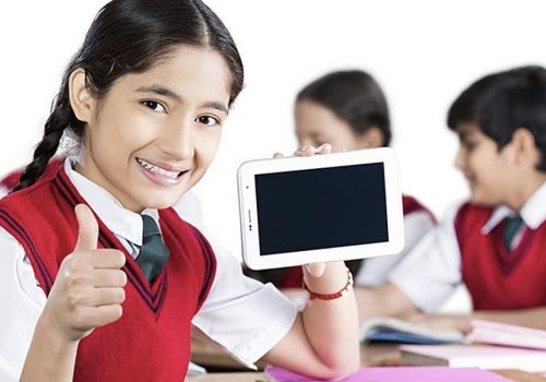 भारतको उत्तर प्रदेशमा योगी सरकारले विद्यार्थीहरुलाई नि:शुल्क स्मार्टफोन र ट्याब्लेट दिँदै