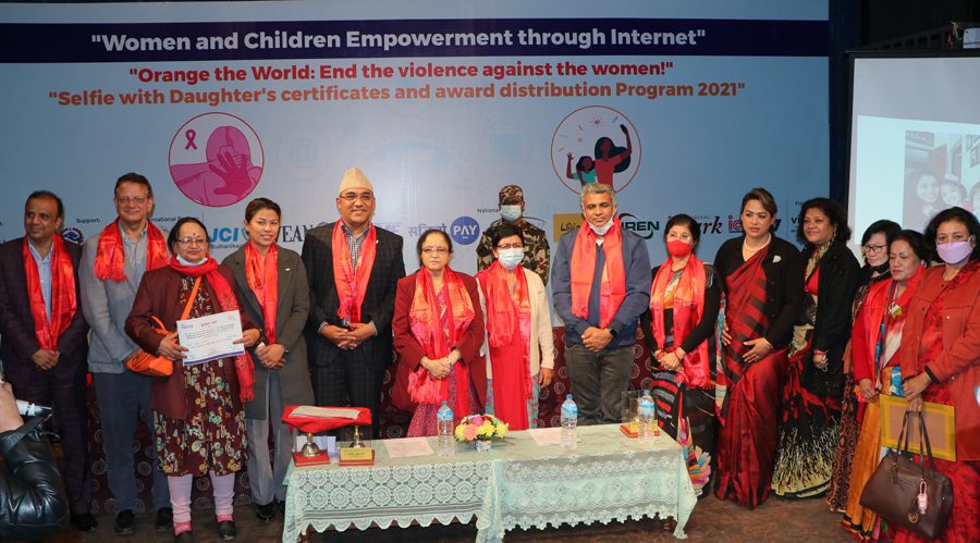 सेल्फी विथ डटर अभियानका विजेतालाई प्रमाणपत्र वितरण