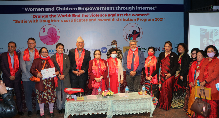 सेल्फी विथ डटर अभियानका विजेतालाई प्रमाणपत्र वितरण