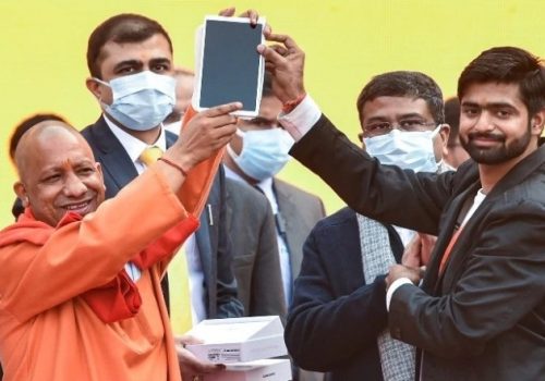 भारतको उत्तर प्रदेशमा युवाहरुलाई नि:शुल्क ट्याब्लेट र स्मार्टफोन वितरण