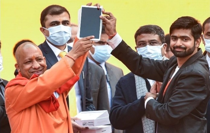 भारतको उत्तर प्रदेशमा युवाहरुलाई नि:शुल्क ट्याब्लेट र स्मार्टफोन वितरण