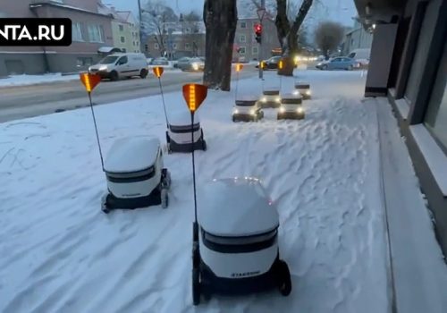 साना रोबोट कुरियर ट्रकहरू जब इस्टोनियामा हिमपात पछि सडकमै अड्किए