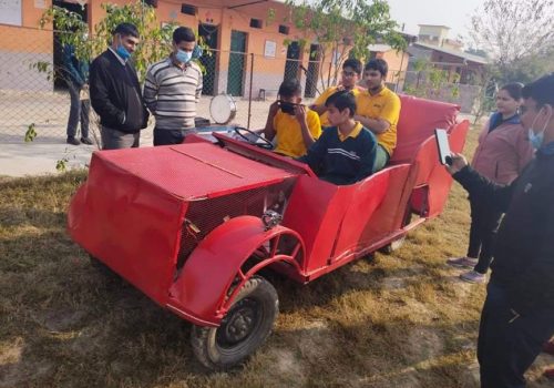 विद्यार्थीले बनाए विद्युतीय कार, ७० किलोमिटरसम्म दौड्ने