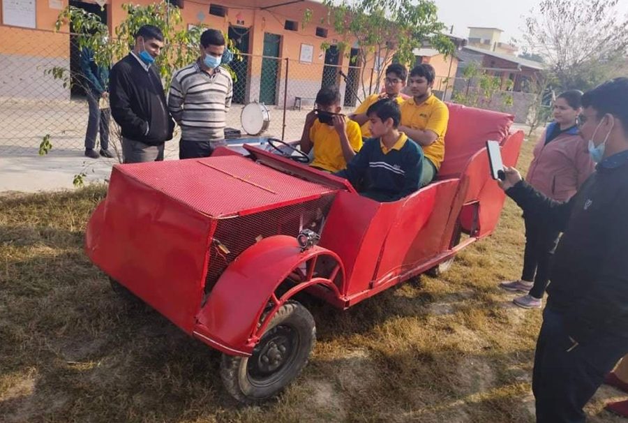 विद्यार्थीले बनाए विद्युतीय कार, ७० किलोमिटरसम्म दौड्ने