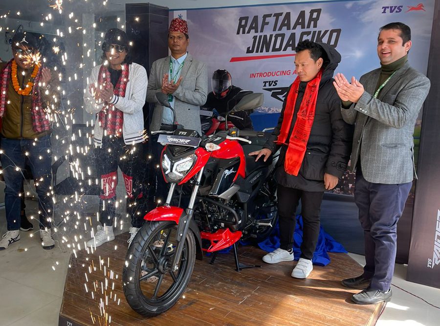 टिभिएस राइडर पोखरास्थित टिभिएस सोरुम बतास ब्रदर्समा सार्वजनिक