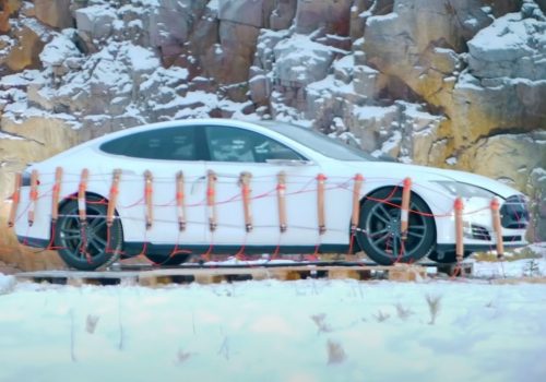 टेस्ला मालिकले आफ्नो मोडेल एसलाई डायनामाइट लगाएर बिस्फोट गराए, यस्तो छ कारण