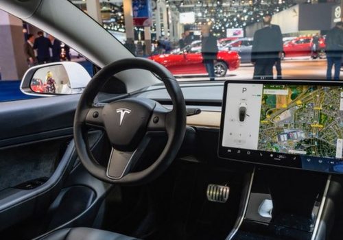 टेस्लामा गाडि चलाउँदै खेल्न सकिने ‘प्यासेन्जर प्ले’ फिचर बन्द