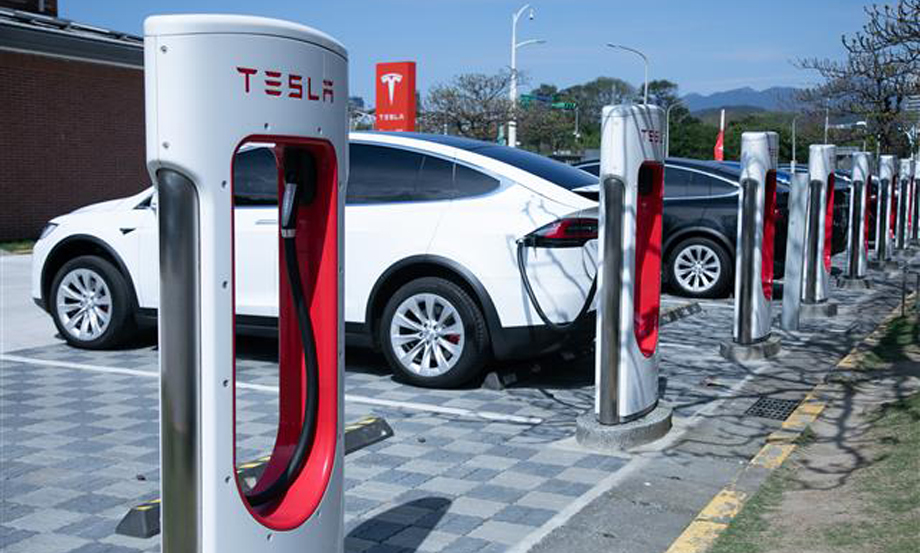 अन्य ब्रान्डको ईभी गाडी टेस्लाको चार्जिङ स्टेशनमा चार्ज गर्न सकिने