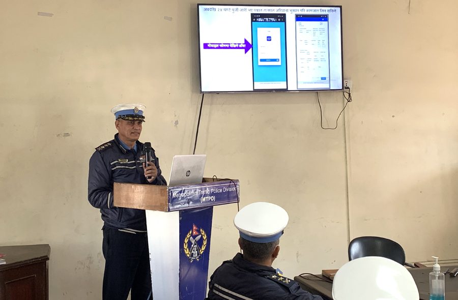 ट्राफिक प्रहरीले शुरु गर्यो तत्काल जरिवाना तिरी कागजपत्र लिने व्यबस्था