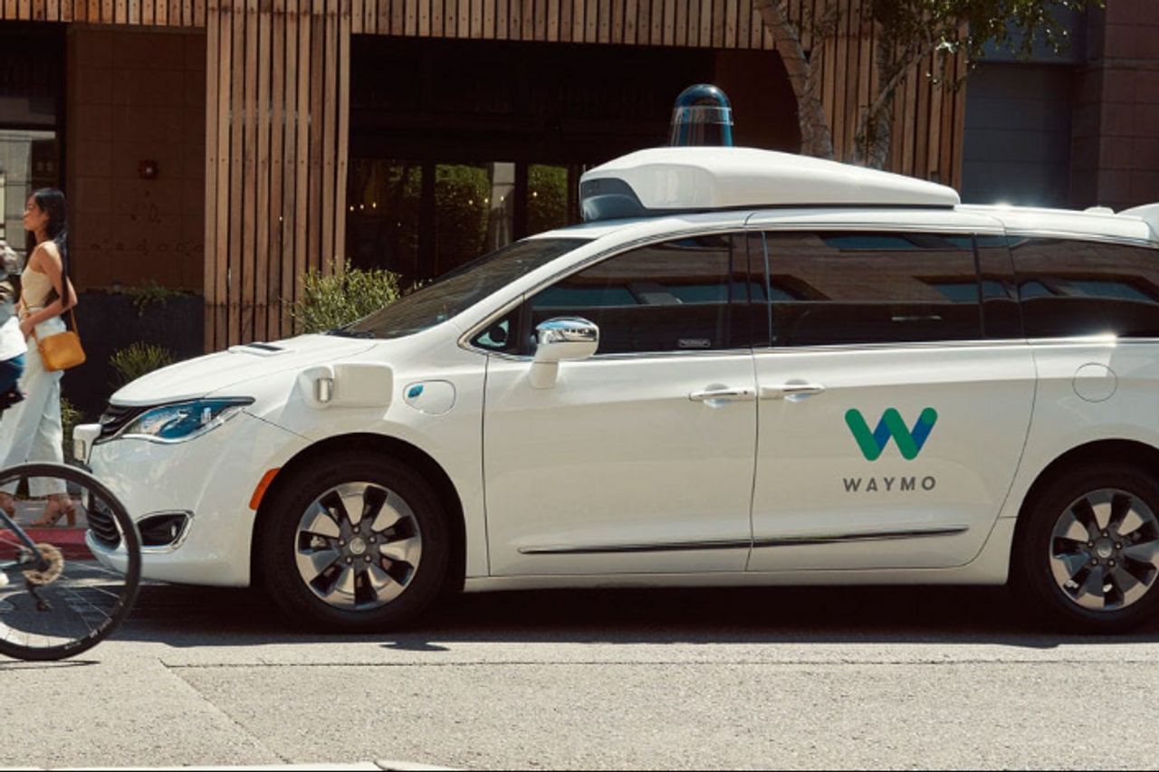 वेमोले रोबोट्याक्सीहरू स्कूल बस वरिपरि कसरी चल्छन् भन्नेबारे स्वेच्छिक सफ्टवेयर रिकल गर्ने