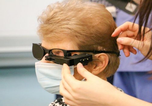 किन गरियो बेलायतमा ८८ वर्षीया वृद्धामा ‘बायोनिक आँखा’ प्रत्यारोपण?