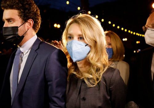 थेरानोसकी संस्थापक एलिजाबेथ होल्म्समाथि ठगीको आरोप