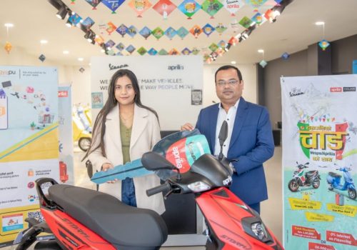 ग्यापुबाट सामान खरिद गर्दा आयुष्मा भट्टले जितिन् अप्रिलिया स्कुटर