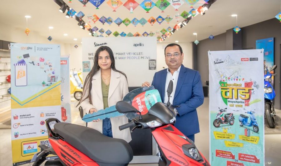 ग्यापुबाट सामान खरिद गर्दा आयुष्मा भट्टले जितिन् अप्रिलिया स्कुटर