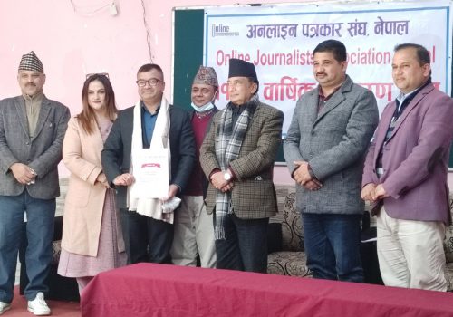 क्यान महासंघका पूर्व अध्यक्ष ढकालले अनलाइन पत्रकार संघलाई दिए ५ लाख रुपैयाँ