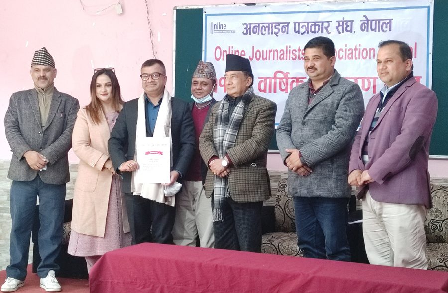 क्यान महासंघका पूर्व अध्यक्ष ढकालले अनलाइन पत्रकार संघलाई दिए ५ लाख रुपैयाँ