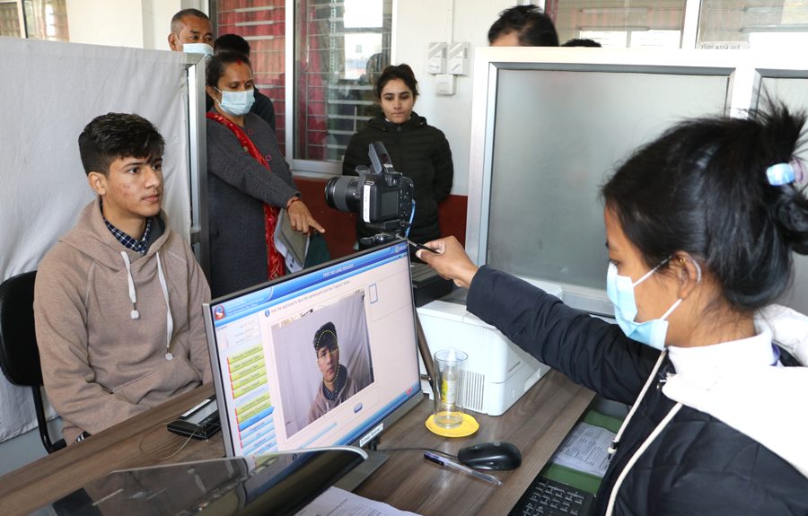 राष्ट्रिय परिचयपत्रलाई विवरण टिपाउनै सकस