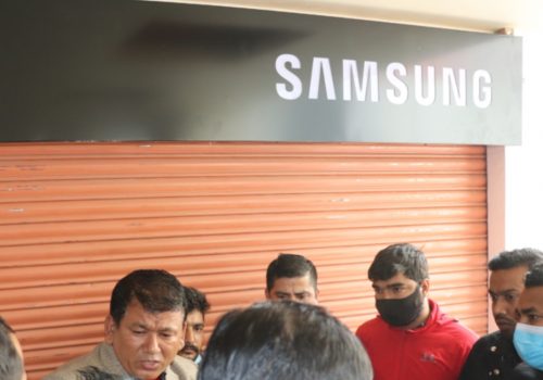 हिम इलेक्ट्रोनिक्सका कर्मचारीको दुर्व्यवहार विरुद्ध हेटौंडाको सामसङ सर्भिसमा तालाबन्दी