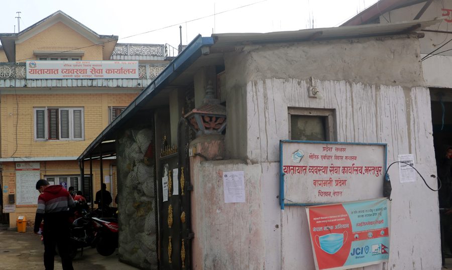 आन्दोलनले कार्यालय बन्द: लाइसेन्स र ब्लुबूक नवीकरण गर्दा सेवाग्राहीले तिर्नुपर्यो जरिवाना