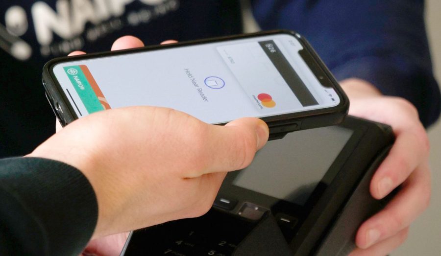 एप्पलको ‘ट्याप-एन्ड-गो’ आधारित भुक्तानी सेवाले प्राप्त गर्यो ईयूको स्वीकृति