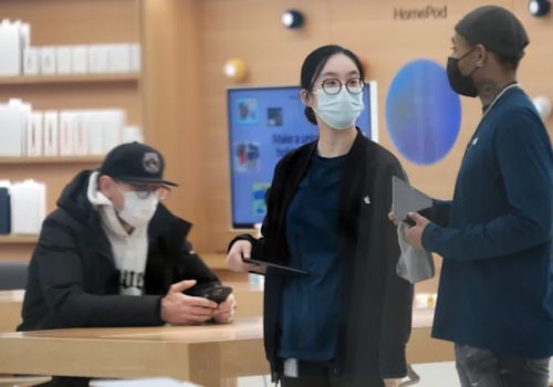 एप्पलले धेरै अमेरिकी स्टोरहरूमा अनिवार्य मास्क लगाउनुपर्ने नियम हटाउँदै