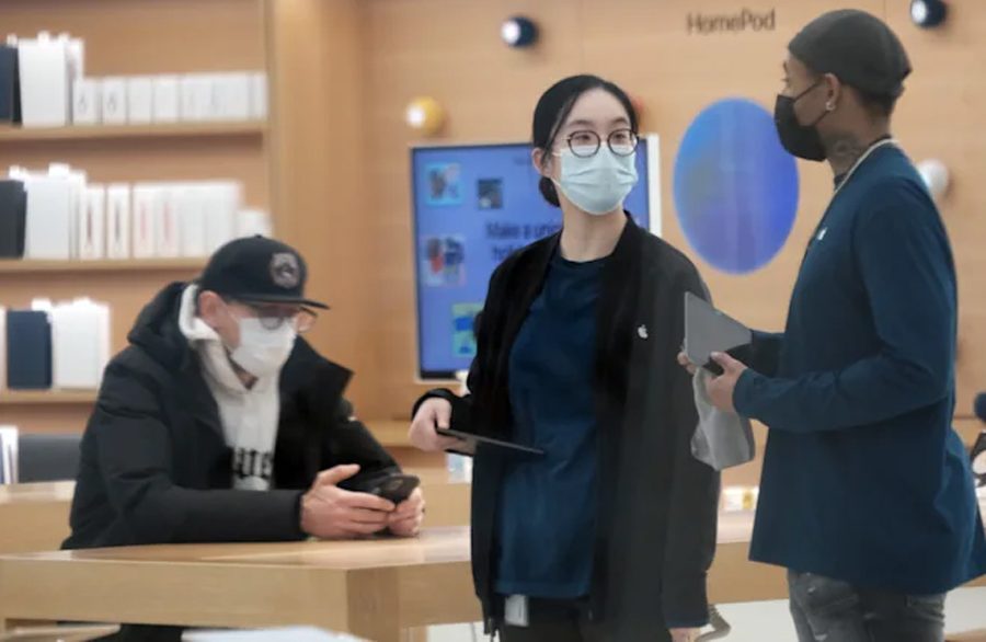 एप्पलले धेरै अमेरिकी स्टोरहरूमा अनिवार्य मास्क लगाउनुपर्ने नियम हटाउँदै