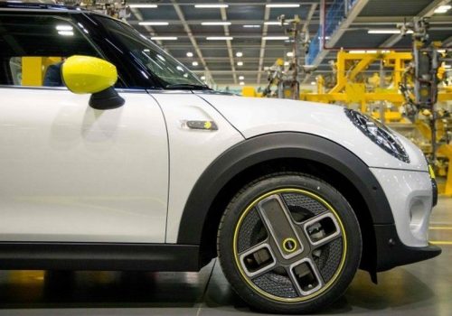 कम्प्युटर चिप्सको अभावका कारण बीएमडब्लूको अक्सफोर्ड प्लान्ट बन्द