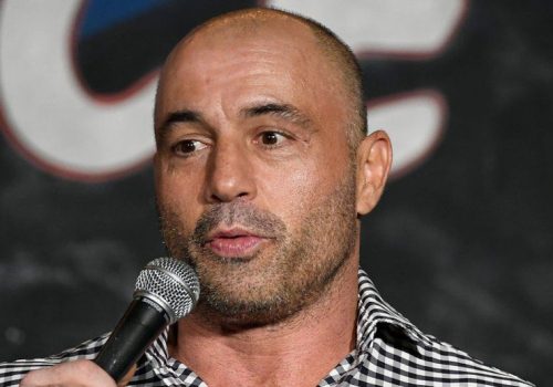 स्फोटीफाईको पडकास्टबारे आलोचना भएपछि त्यसलाई मिलाउने प्रयासमा जो रोगन