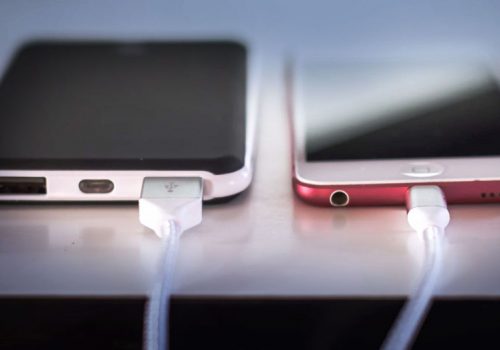 फोन चार्ज गर्दा तपाईँ पनि यस्तो गल्ती त गर्नुहुन्न ? ध्यान दिनुहोस यी कुराहरुमा