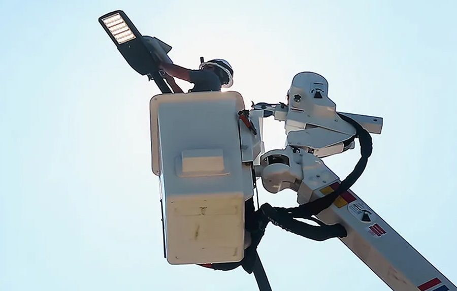 अमेरिकी क्यारियर एटी एण्ड टीले सडक बत्तीको पोलमा ५जी रेडियो जडान र परीक्षण गर्दै