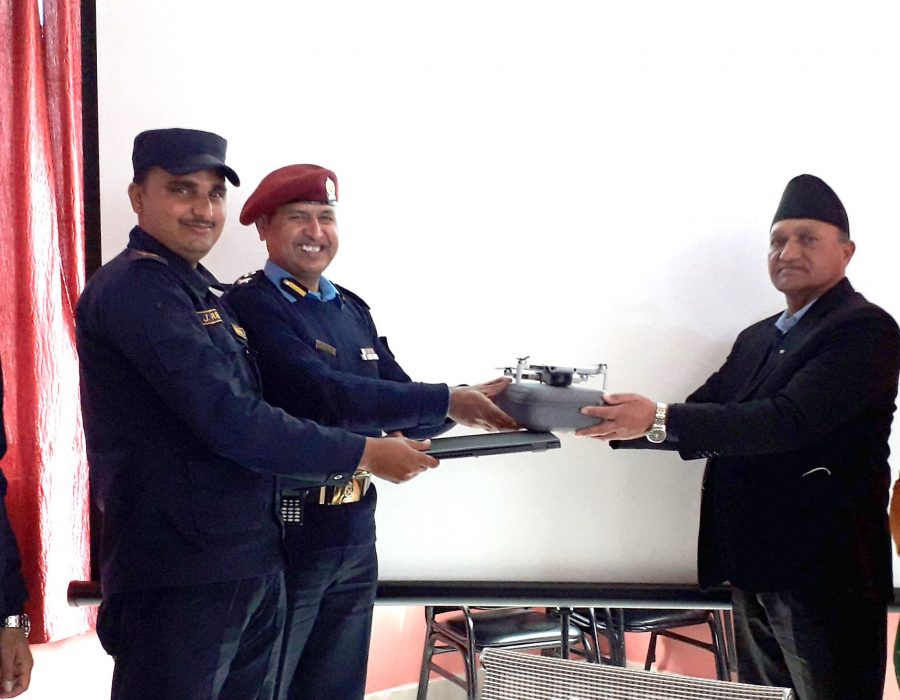 प्रहरीलाई ड्रोन क्यामरा र ल्यापटप सामग्री सहयोग