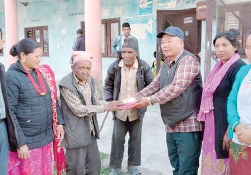 कटवाल पेसामा आबद्धलाई सिमसहितको मोबाइल सेट