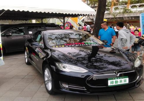 दुई पाङ्ग्रे विद्युतीय सवारी निर्माणमा आथर इनर्जी र फक्सकन इण्डियाबिच साझेदारी