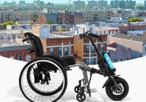 बर्डले अमेरिकाको न्यू योर्कमा मोटरचालित ह्वीलचेयर एट्याचमेन्ट परीक्षण गर्दै