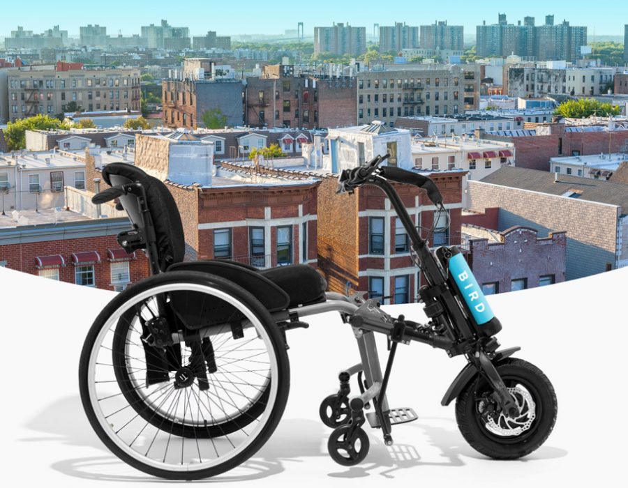 बर्डले अमेरिकाको न्यू योर्कमा मोटरचालित ह्वीलचेयर एट्याचमेन्ट परीक्षण गर्दै