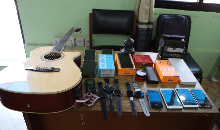 मोबाइल पसल फुटाई चोरी गर्ने २ जना पक्राउ